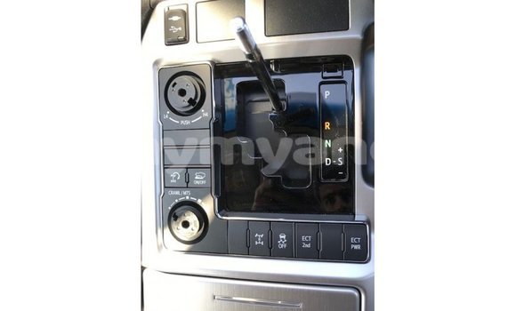 သွင်းကုန် Toyota Land Cruiser White ကား Import - Dubai Ayeyarwady သွင်းကုန် Toyota Land Cruiser White ကား Import - Dubai Ayeyarwady