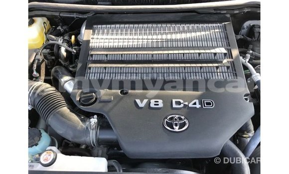 သွင်းကုန် Toyota Land Cruiser White ကား Import - Dubai Ayeyarwady သွင်းကုန် Toyota Land Cruiser White ကား Import - Dubai Ayeyarwady