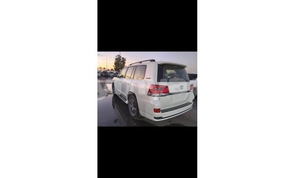 သွင်းကုန် Toyota Land Cruiser White ကား Import - Dubai Ayeyarwady သွင်းကုန် Toyota Land Cruiser White ကား Import - Dubai Ayeyarwady