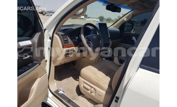 Acheter Import Voiture Toyota Land Cruiser Blanc à Import - Dubai, #<Region:0x000000000c5121b8> Acheter Import Voiture Toyota Land Cruiser Blanc à Import - Dubai, #<Region:0x000000000c5121b8>