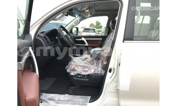 သွင်းကုန် Toyota Land Cruiser White ကား Import - Dubai Ayeyarwady သွင်းကုန် Toyota Land Cruiser White ကား Import - Dubai Ayeyarwady