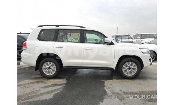 သွင်းကုန် Toyota Land Cruiser White ကား Import - Dubai Ayeyarwady သွင်းကုန် Toyota Land Cruiser White ကား Import - Dubai Ayeyarwady