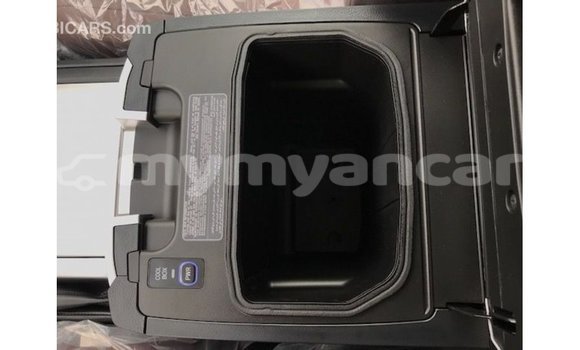 သွင်းကုန် Toyota Land Cruiser White ကား Import - Dubai Ayeyarwady သွင်းကုန် Toyota Land Cruiser White ကား Import - Dubai Ayeyarwady