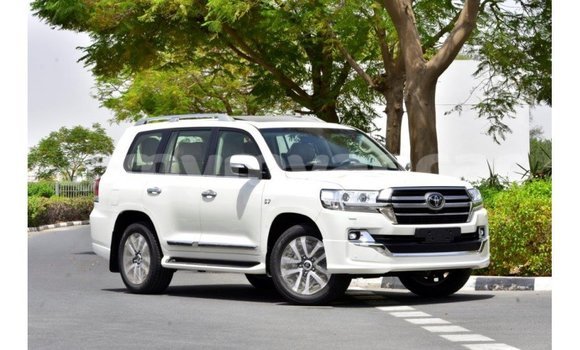 သွင်းကုန် Toyota Land Cruiser White ကား Import - Dubai Ayeyarwady သွင်းကုန် Toyota Land Cruiser White ကား Import - Dubai Ayeyarwady