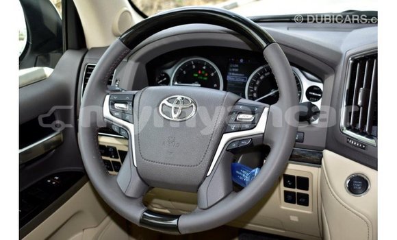 သွင်းကုန် Toyota Land Cruiser White ကား Import - Dubai Ayeyarwady သွင်းကုန် Toyota Land Cruiser White ကား Import - Dubai Ayeyarwady