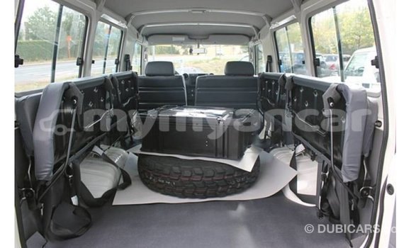 သွင်းကုန် Toyota Land Cruiser White ကား Import - Dubai Ayeyarwady သွင်းကုန် Toyota Land Cruiser White ကား Import - Dubai Ayeyarwady