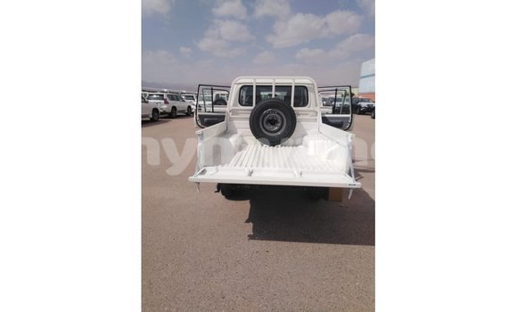 သွင်းကုန် Toyota Land Cruiser White ကား Import - Dubai Ayeyarwady သွင်းကုန် Toyota Land Cruiser White ကား Import - Dubai Ayeyarwady