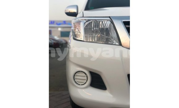 သွင်းကုန် Toyota Hilux White ကား Import - Dubai Ayeyarwady သွင်းကုန် Toyota Hilux White ကား Import - Dubai Ayeyarwady