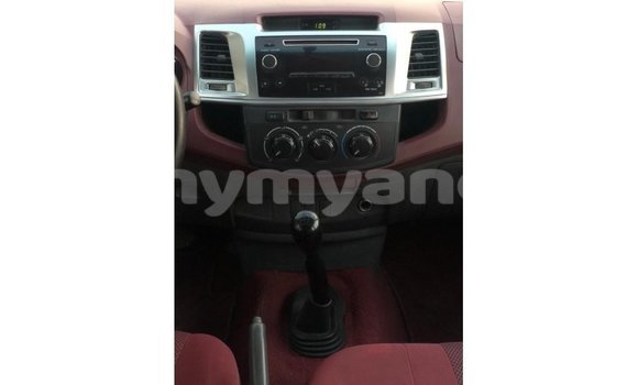 သွင်းကုန် Toyota Hilux White ကား Import - Dubai Ayeyarwady သွင်းကုန် Toyota Hilux White ကား Import - Dubai Ayeyarwady