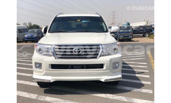သွင်းကုန် Toyota Land Cruiser White ကား Import - Dubai Ayeyarwady သွင်းကုန် Toyota Land Cruiser White ကား Import - Dubai Ayeyarwady