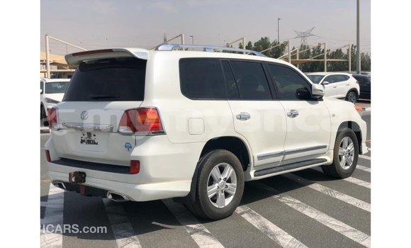 သွင်းကုန် Toyota Land Cruiser White ကား Import - Dubai Ayeyarwady သွင်းကုန် Toyota Land Cruiser White ကား Import - Dubai Ayeyarwady