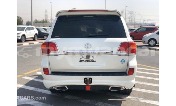 သွင်းကုန် Toyota Land Cruiser White ကား Import - Dubai Ayeyarwady သွင်းကုန် Toyota Land Cruiser White ကား Import - Dubai Ayeyarwady