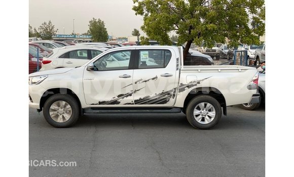 သွင်းကုန် Toyota Hilux White ကား Import - Dubai Ayeyarwady သွင်းကုန် Toyota Hilux White ကား Import - Dubai Ayeyarwady