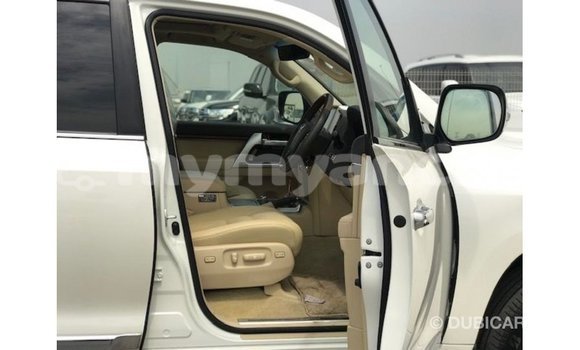သွင်းကုန် Toyota Land Cruiser White ကား Import - Dubai Ayeyarwady သွင်းကုန် Toyota Land Cruiser White ကား Import - Dubai Ayeyarwady