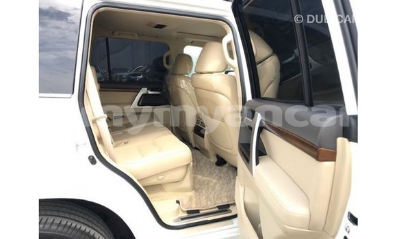 သွင်းကုန် Toyota Land Cruiser White ကား Import - Dubai Ayeyarwady သွင်းကုန် Toyota Land Cruiser White ကား Import - Dubai Ayeyarwady