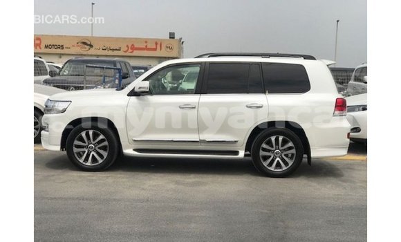 သွင်းကုန် Toyota Land Cruiser White ကား Import - Dubai Ayeyarwady သွင်းကုန် Toyota Land Cruiser White ကား Import - Dubai Ayeyarwady