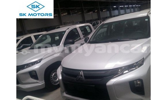 Buy Import Mitsubishi L200 White Car in Import - Dubai in Ayeyarwady