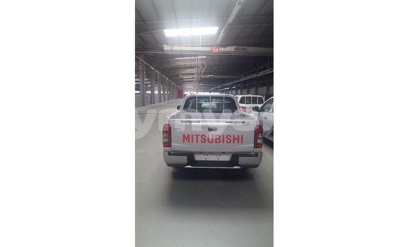 သွင်းကုန် Mitsubishi L200 White ကား Import - Dubai Ayeyarwady သွင်းကုန် Mitsubishi L200 White ကား Import - Dubai Ayeyarwady