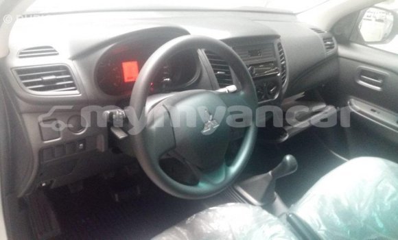 သွင်းကုန် Mitsubishi L200 White ကား Import - Dubai Ayeyarwady သွင်းကုန် Mitsubishi L200 White ကား Import - Dubai Ayeyarwady