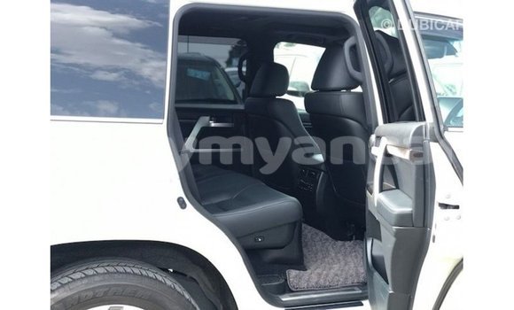 သွင်းကုန် Toyota Land Cruiser White ကား Import - Dubai Ayeyarwady သွင်းကုန် Toyota Land Cruiser White ကား Import - Dubai Ayeyarwady