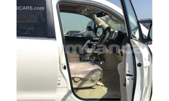 သွင်းကုန် Toyota Land Cruiser White ကား Import - Dubai Ayeyarwady သွင်းကုန် Toyota Land Cruiser White ကား Import - Dubai Ayeyarwady