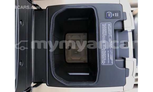 သွင်းကုန် Toyota Land Cruiser White ကား Import - Dubai Ayeyarwady သွင်းကုန် Toyota Land Cruiser White ကား Import - Dubai Ayeyarwady