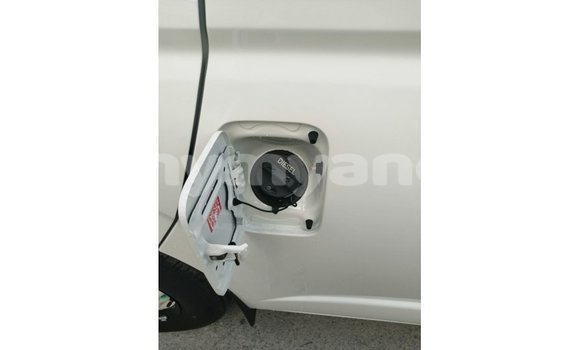 သွင်းကုန် Toyota Hiace White ကား Import - Dubai Ayeyarwady သွင်းကုန် Toyota Hiace White ကား Import - Dubai Ayeyarwady