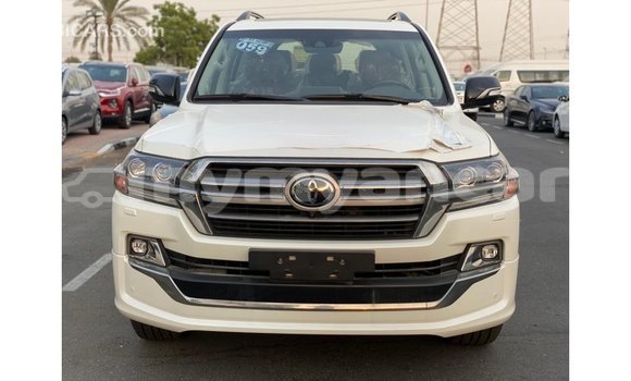သွင်းကုန် Toyota Land Cruiser White ကား Import - Dubai Ayeyarwady သွင်းကုန် Toyota Land Cruiser White ကား Import - Dubai Ayeyarwady