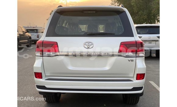 သွင်းကုန် Toyota Land Cruiser White ကား Import - Dubai Ayeyarwady သွင်းကုန် Toyota Land Cruiser White ကား Import - Dubai Ayeyarwady