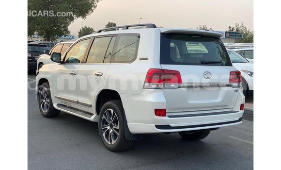 သွင်းကုန် Toyota Land Cruiser White ကား Import - Dubai Ayeyarwady သွင်းကုန် Toyota Land Cruiser White ကား Import - Dubai Ayeyarwady