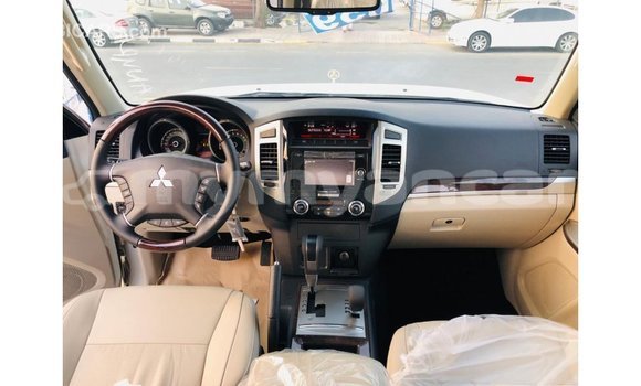 သွင်းကုန် Mitsubishi Pajero White ကား Import - Dubai Ayeyarwady သွင်းကုန် Mitsubishi Pajero White ကား Import - Dubai Ayeyarwady