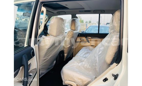 သွင်းကုန် Mitsubishi Pajero White ကား Import - Dubai Ayeyarwady သွင်းကုန် Mitsubishi Pajero White ကား Import - Dubai Ayeyarwady