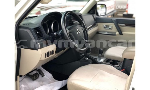 သွင်းကုန် Mitsubishi Pajero White ကား Import - Dubai Ayeyarwady သွင်းကုန် Mitsubishi Pajero White ကား Import - Dubai Ayeyarwady