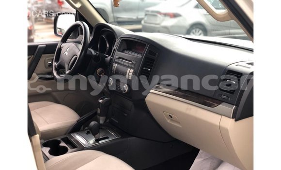 သွင်းကုန် Mitsubishi Pajero White ကား Import - Dubai Ayeyarwady သွင်းကုန် Mitsubishi Pajero White ကား Import - Dubai Ayeyarwady