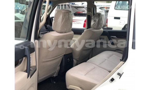 သွင်းကုန် Mitsubishi Pajero White ကား Import - Dubai Ayeyarwady သွင်းကုန် Mitsubishi Pajero White ကား Import - Dubai Ayeyarwady