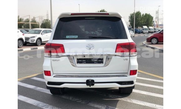 သွင်းကုန် Toyota Land Cruiser White ကား Import - Dubai Ayeyarwady သွင်းကုန် Toyota Land Cruiser White ကား Import - Dubai Ayeyarwady