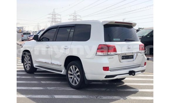 သွင်းကုန် Toyota Land Cruiser White ကား Import - Dubai Ayeyarwady သွင်းကုန် Toyota Land Cruiser White ကား Import - Dubai Ayeyarwady