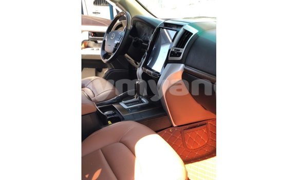 သွင်းကုန် Toyota Land Cruiser White ကား Import - Dubai Ayeyarwady သွင်းကုန် Toyota Land Cruiser White ကား Import - Dubai Ayeyarwady