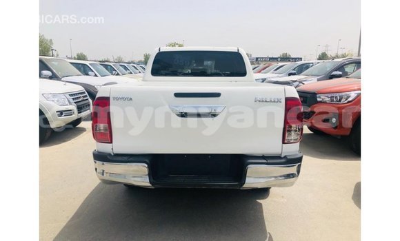 သွင်းကုန် Toyota Hilux White ကား Import - Dubai Ayeyarwady သွင်းကုန် Toyota Hilux White ကား Import - Dubai Ayeyarwady
