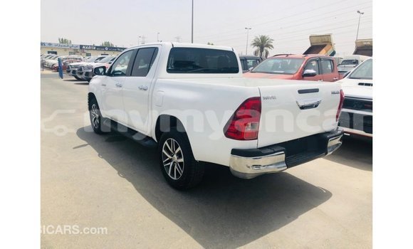 သွင်းကုန် Toyota Hilux White ကား Import - Dubai Ayeyarwady သွင်းကုန် Toyota Hilux White ကား Import - Dubai Ayeyarwady