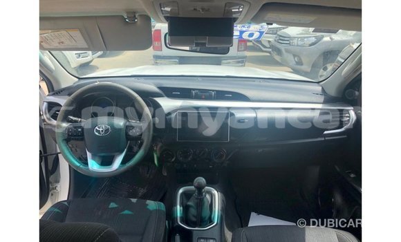 သွင်းကုန် Toyota Hilux White ကား Import - Dubai Ayeyarwady သွင်းကုန် Toyota Hilux White ကား Import - Dubai Ayeyarwady