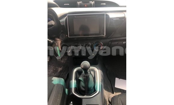 သွင်းကုန် Toyota Hilux White ကား Import - Dubai Ayeyarwady သွင်းကုန် Toyota Hilux White ကား Import - Dubai Ayeyarwady