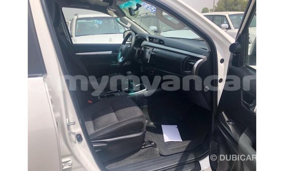 သွင်းကုန် Toyota Hilux White ကား Import - Dubai Ayeyarwady သွင်းကုန် Toyota Hilux White ကား Import - Dubai Ayeyarwady