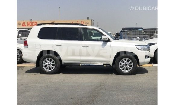 သွင်းကုန် Toyota Land Cruiser White ကား Import - Dubai Ayeyarwady သွင်းကုန် Toyota Land Cruiser White ကား Import - Dubai Ayeyarwady