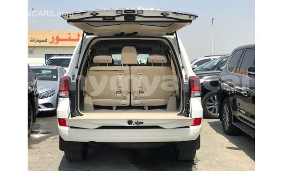 သွင်းကုန် Toyota Land Cruiser White ကား Import - Dubai Ayeyarwady သွင်းကုန် Toyota Land Cruiser White ကား Import - Dubai Ayeyarwady