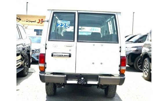 သွင်းကုန် Toyota Land Cruiser White ကား Import - Dubai Ayeyarwady သွင်းကုန် Toyota Land Cruiser White ကား Import - Dubai Ayeyarwady