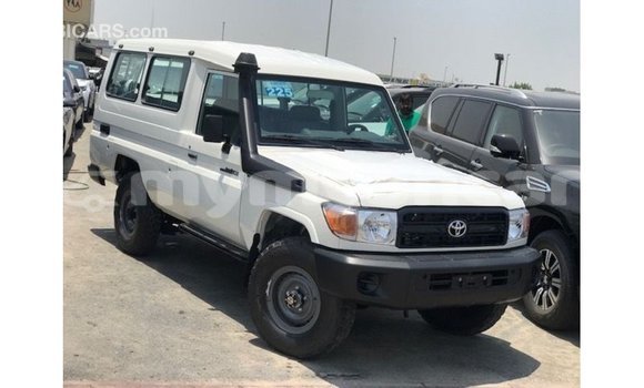 သွင်းကုန် Toyota Land Cruiser White ကား Import - Dubai Ayeyarwady သွင်းကုန် Toyota Land Cruiser White ကား Import - Dubai Ayeyarwady