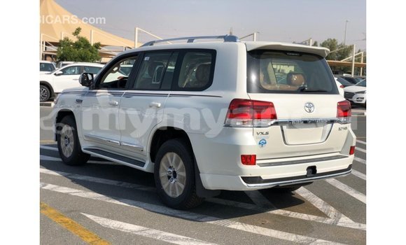 သွင်းကုန် Toyota Land Cruiser White ကား Import - Dubai Ayeyarwady သွင်းကုန် Toyota Land Cruiser White ကား Import - Dubai Ayeyarwady