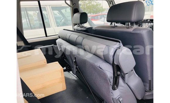 သွင်းကုန် Toyota Land Cruiser White ကား Import - Dubai Ayeyarwady သွင်းကုန် Toyota Land Cruiser White ကား Import - Dubai Ayeyarwady