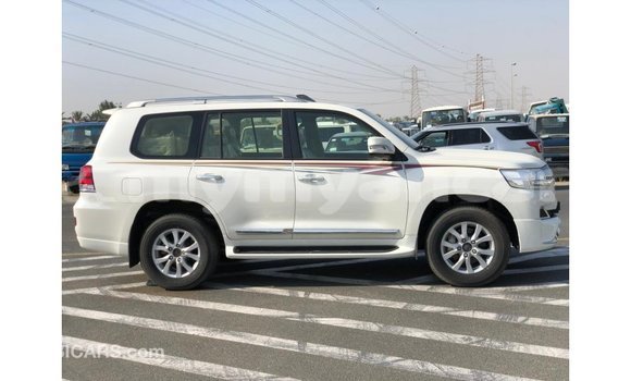 သွင်းကုန် Toyota Land Cruiser White ကား Import - Dubai Ayeyarwady သွင်းကုန် Toyota Land Cruiser White ကား Import - Dubai Ayeyarwady